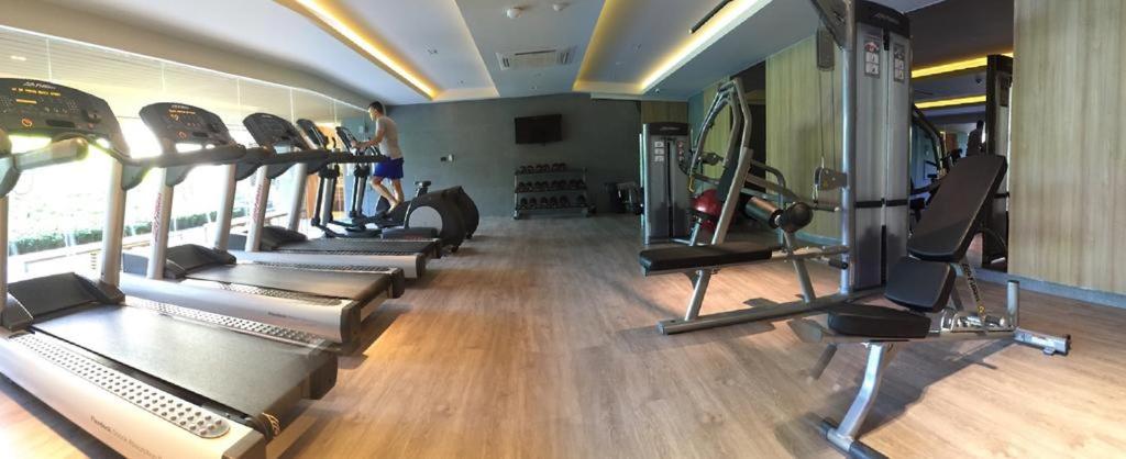 Fitness centrum a/nebo fitness zařízení v ubytování Luxury Oceanfront_pool access apartment