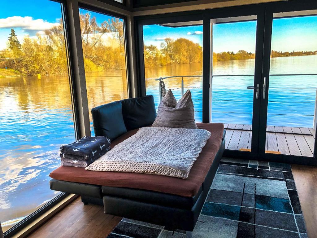 ヴィースバーデンにあるHouseboat villa.nauticaのソファ付きの客室で、海の景色を望めます。