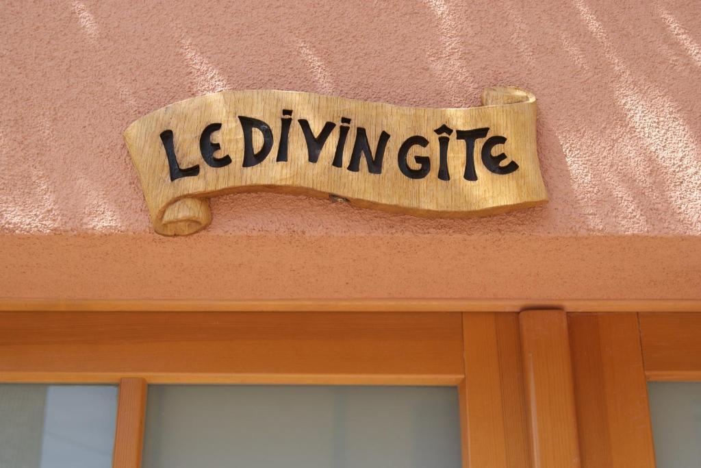 a sign above a door with the wordle driving elite at Le Divin Gîte Classé 4 étoiles in Hunawihr