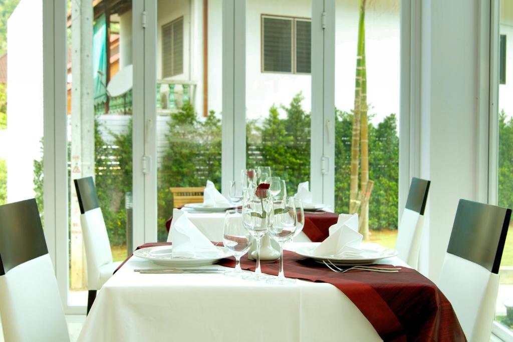 Um restaurante ou outro lugar para comer em The Palmery Resort
