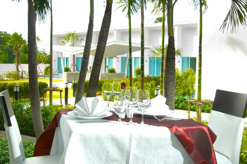 Um restaurante ou outro lugar para comer em The Palmery Resort