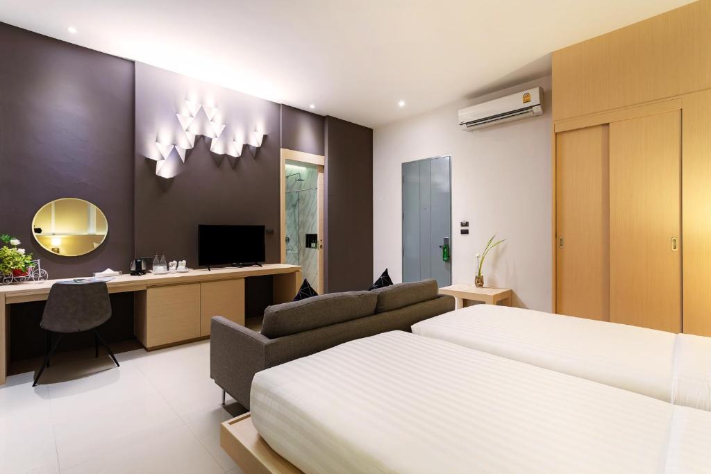 um quarto com uma cama e uma secretária em The Palmery Resort em Kata Beach