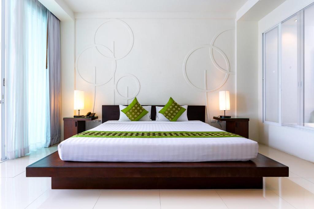 Uma cama ou camas num quarto em The Palmery Resort