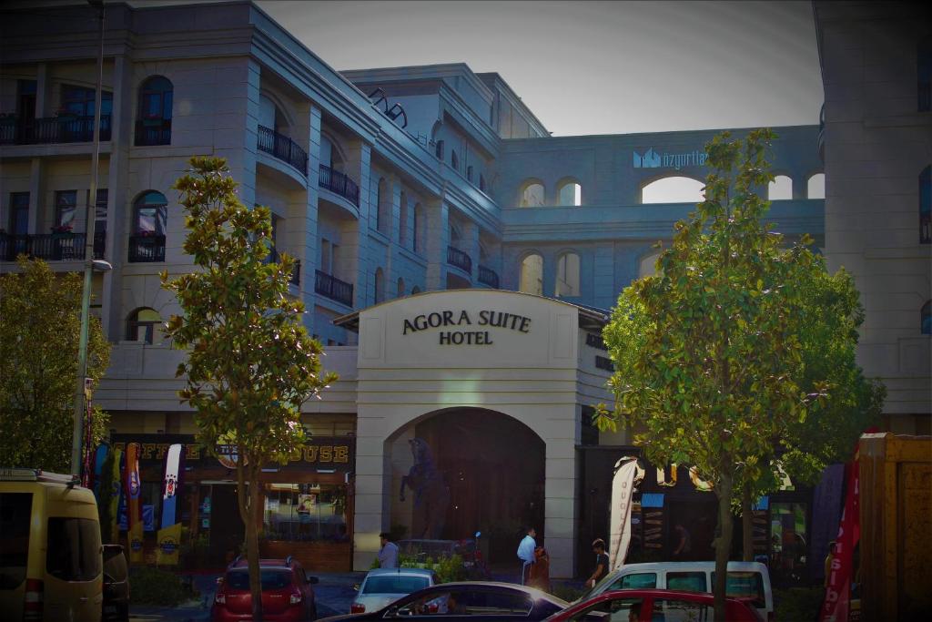 un bâtiment avec un hôtel de grève noco dans une ville dans l'établissement Agora Suites, à Esenyurt