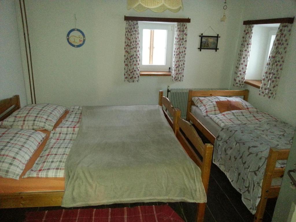 Postel nebo postele na pokoji v ubytování Ahnenhütte Untersabernighof