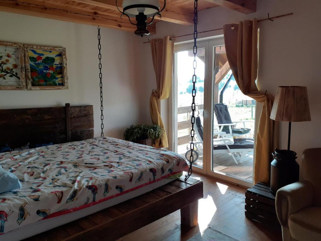 
Łóżko lub łóżka w pokoju w obiekcie Ptasia Osada Dom Ohar
