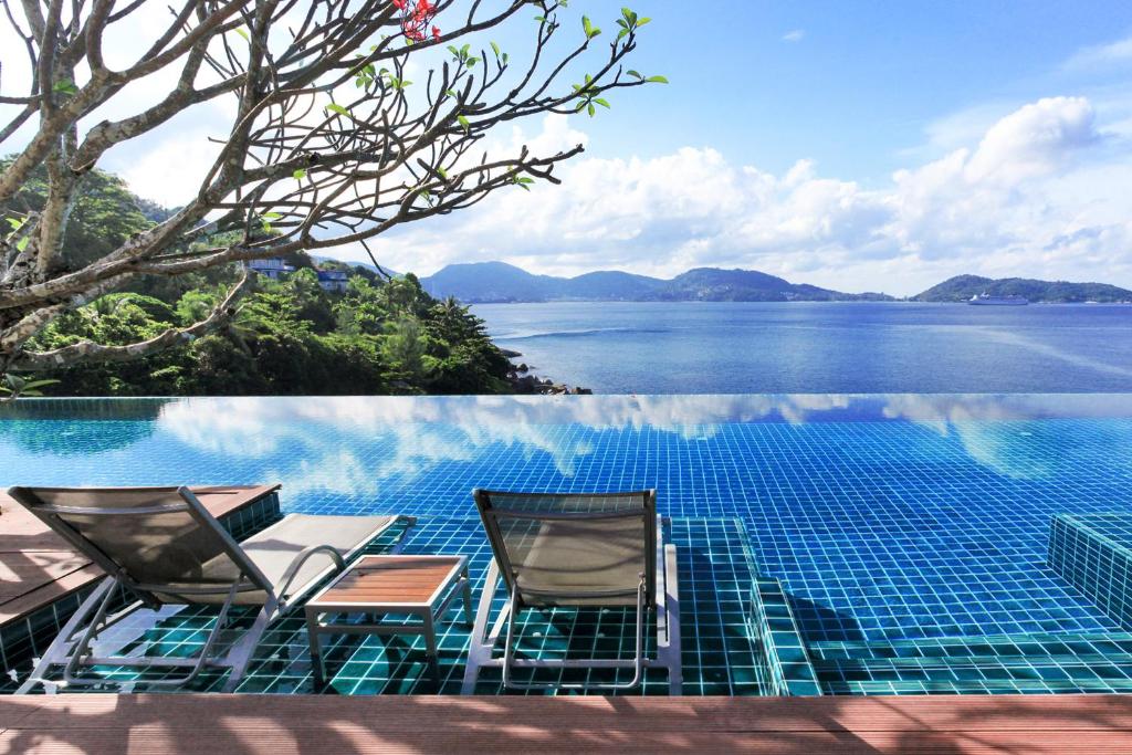 Zenmaya Oceanfront Phuket, Trademark Collection by Wyndham tesisinde veya buraya yakın yüzme havuzu