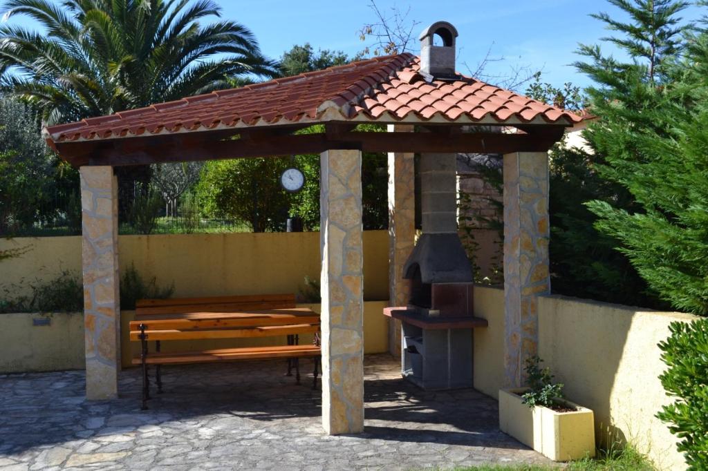 Patio lub wspólna przestrzeń na świeżym powietrzu w obiekcie Apartment Din