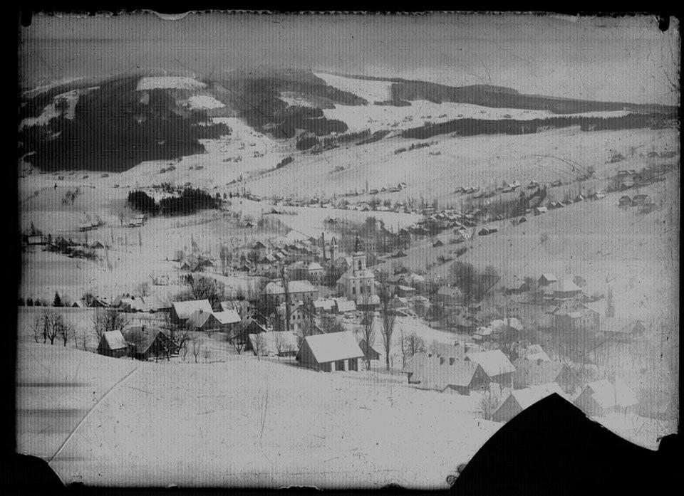 捷克布傑約維採的住宿－Apartmany Pohoraly，雪中的一个村庄的黑白照片
