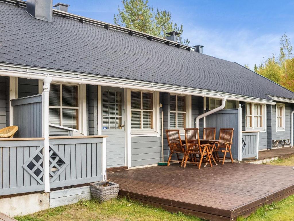 een veranda van een huis met een houten terras bij Holiday Home Aaria by Interhome in Tahkovuori