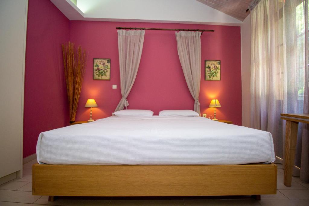 Postel nebo postele na pokoji v ubytování Elia Portou Rooms
