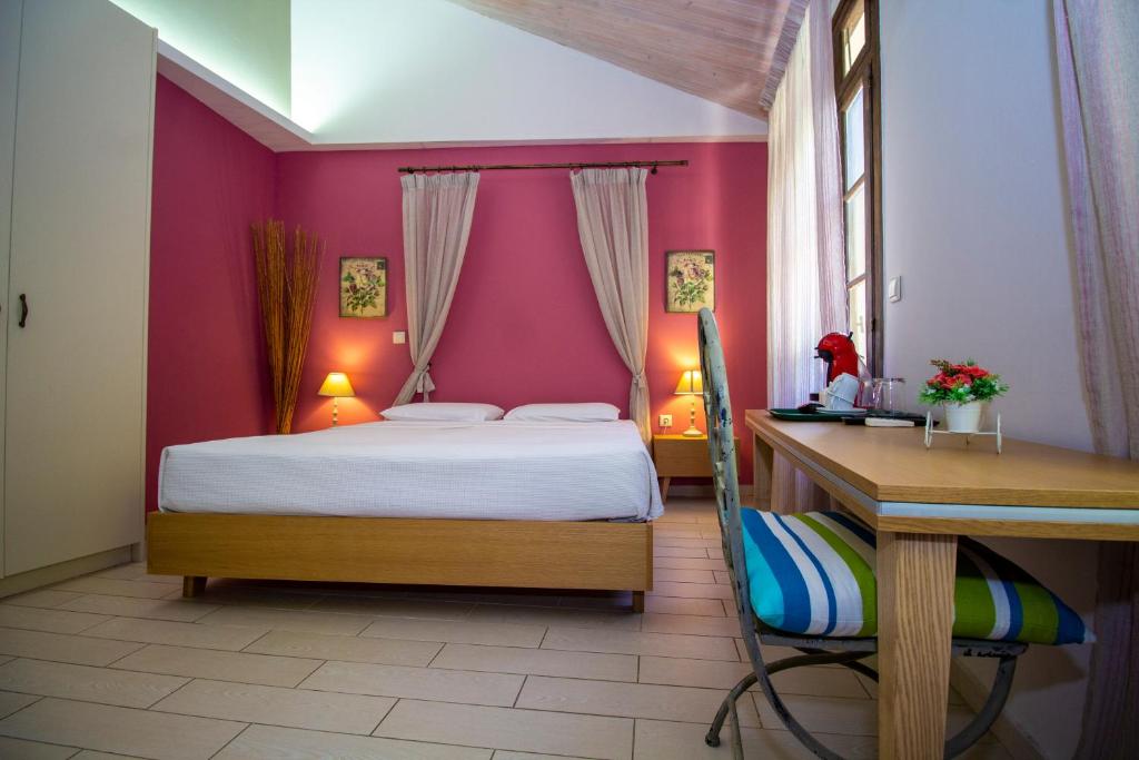 ハニア・タウンにあるElia Portou Roomsのベッドルーム1室(ベッド1台、デスク、デスク付)