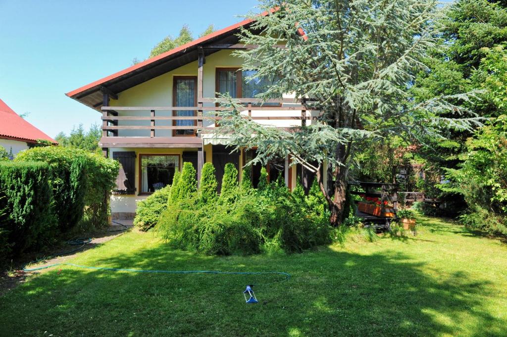 una casa con un patio delante de ella en Dom letniskowy Bajka, en Rowy