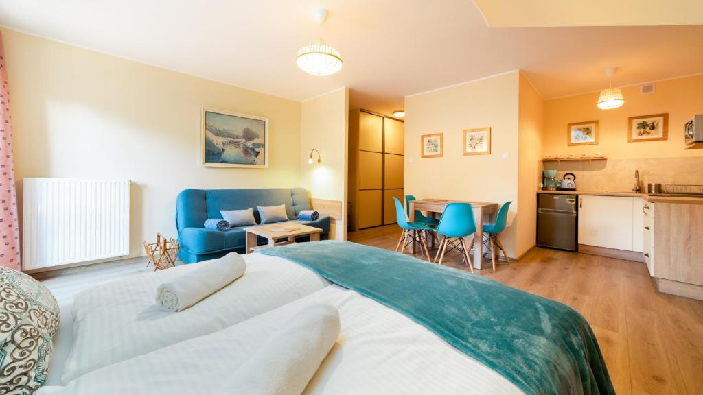 Posteľ alebo postele v izbe v ubytovaní Apartamenty EverySky - Leśny Dom 16 - 18