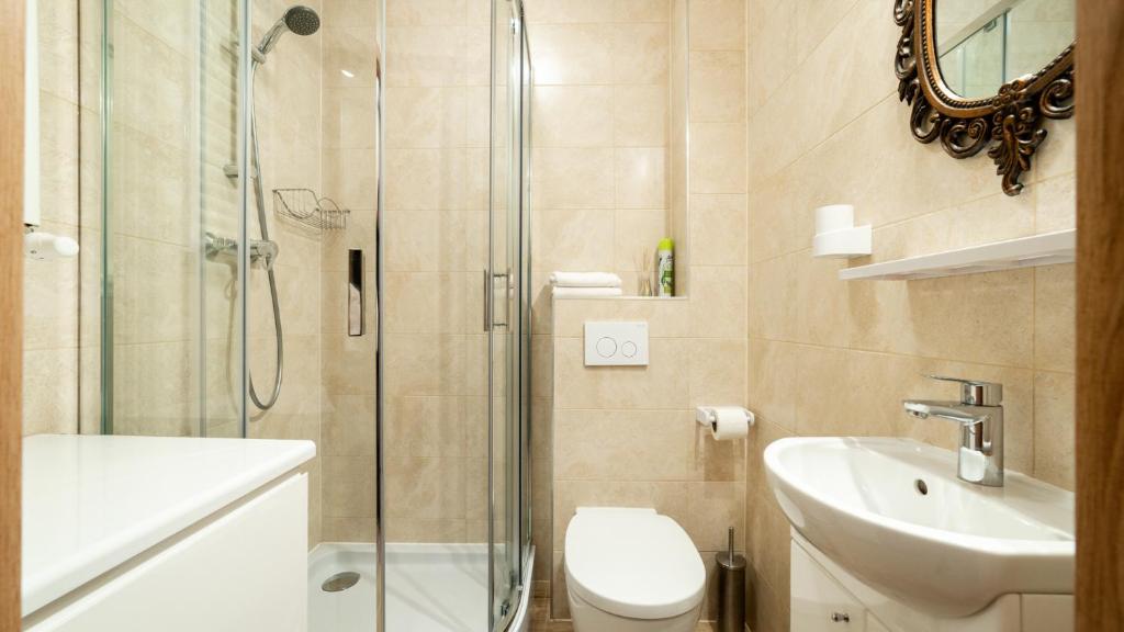 Kúpeľňa v ubytovaní Apartamenty EverySky - Leśny Dom 16 - 18