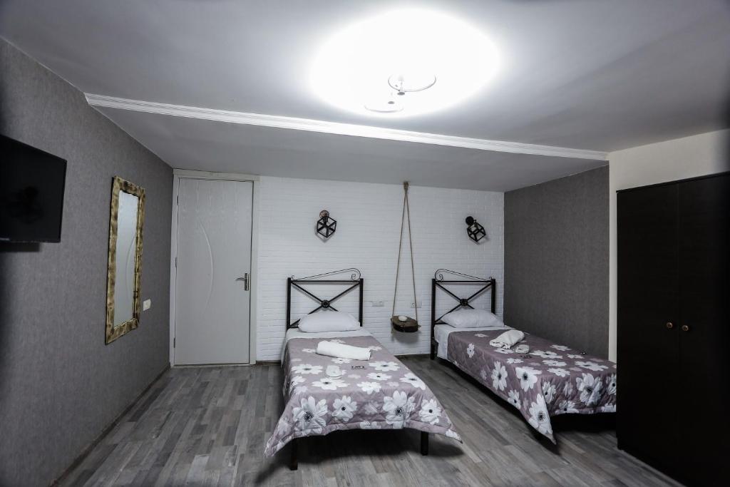 Postel nebo postele na pokoji v ubytování SunnyAvlabari Homestay