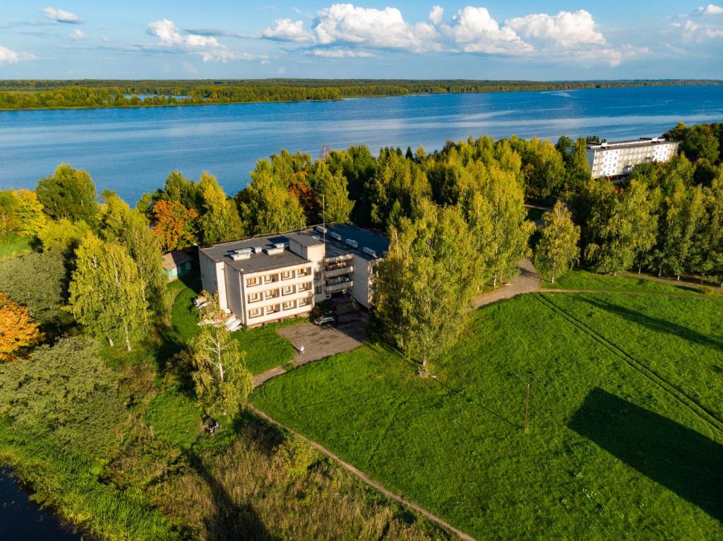 an aerial view of a building on a grassy field next to a lake at Lunevo na Volge in Lunevo