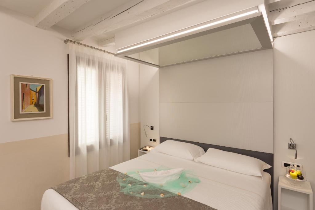 Postel nebo postele na pokoji v ubytování UNAHOTELS Ala Venezia-Adults 16