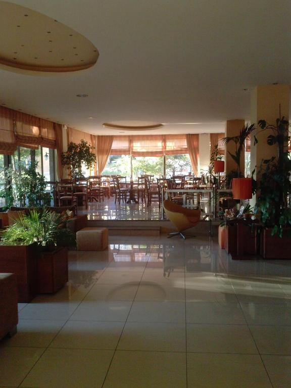 hol ze stołami i krzesłami w budynku w obiekcie Hotel Lefkadi w mieście Chalkida