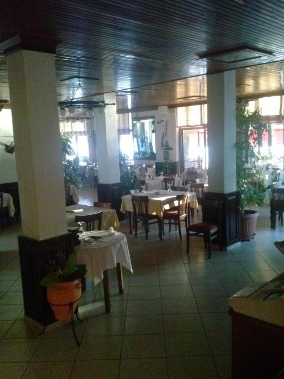 Restauracja lub miejsce do jedzenia w obiekcie Hotel Lefkadi
