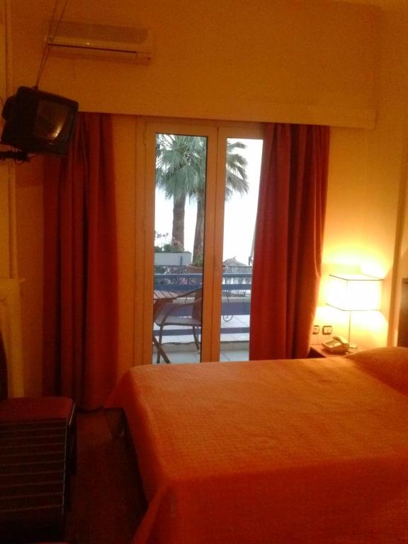 Łóżko lub łóżka w pokoju w obiekcie Hotel Lefkadi