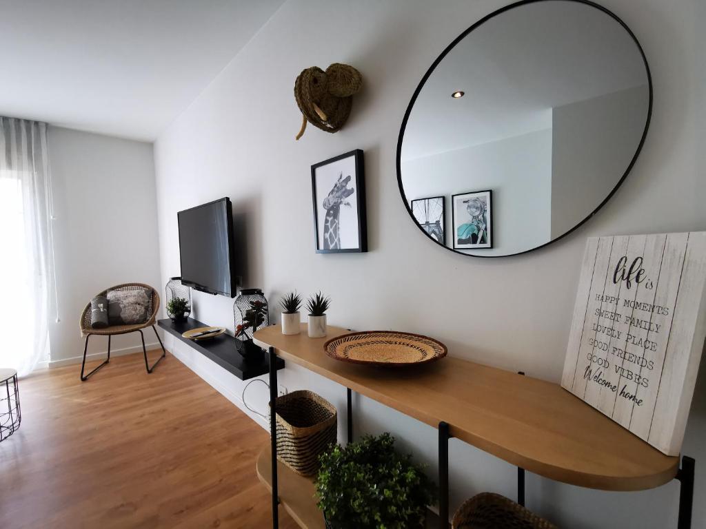 Zimmer mit einem Schreibtisch und einem Spiegel an der Wand in der Unterkunft VTZ El Balcón de Torre Nueva III in Saragossa