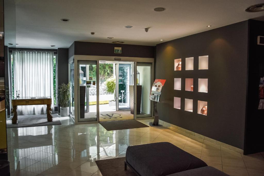 a living room with a lobby with a large glass door at Aston Hotel in Pino Torinese