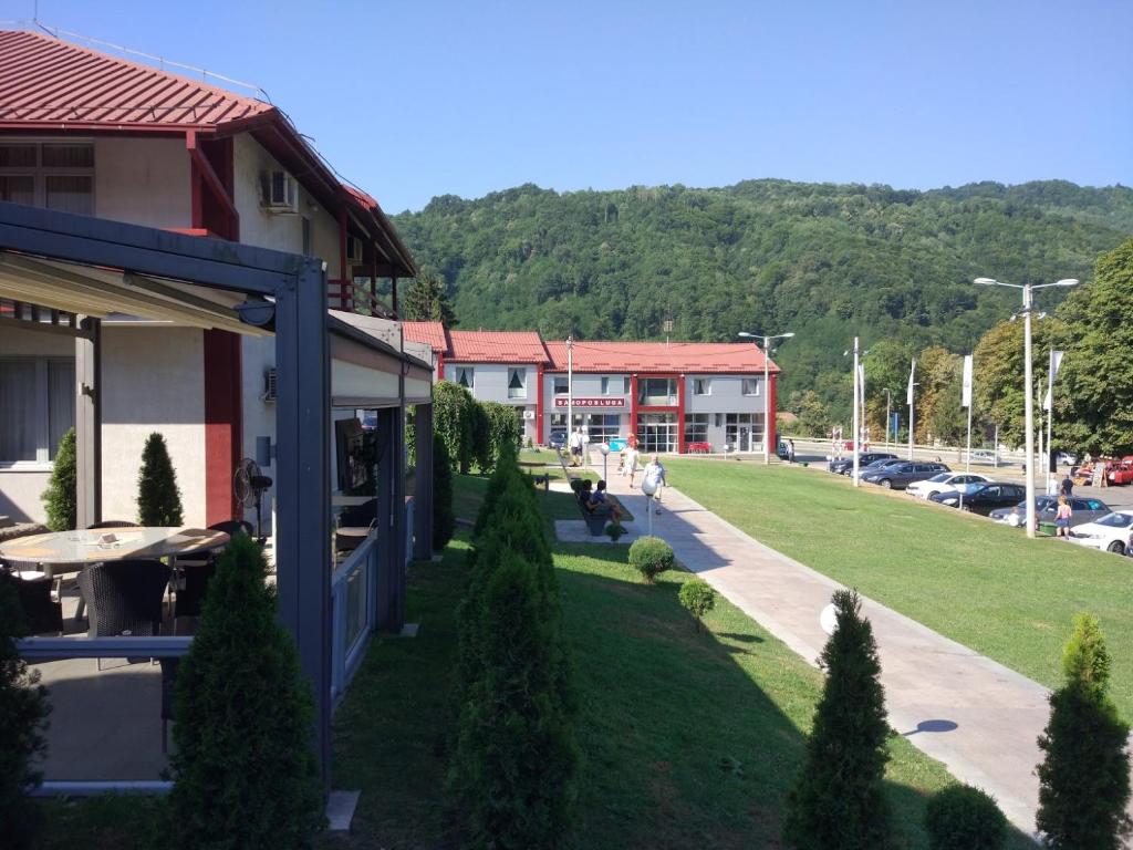Nespecifikovaný výhled na hory nebo výhled na hory při pohledu z motelu