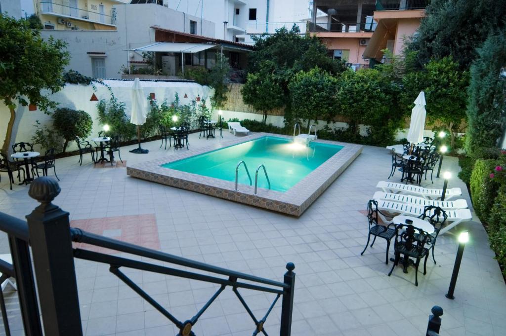 Bazén v ubytování Hotel Bakos nebo v jeho okolí