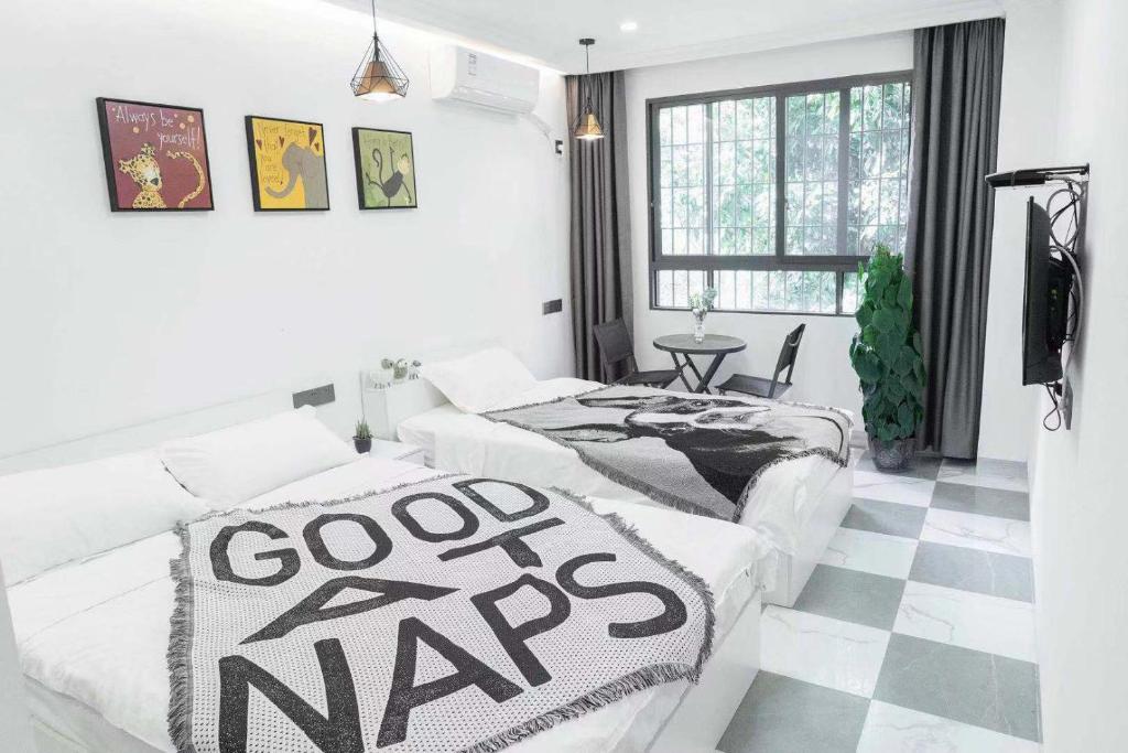 Postel nebo postele na pokoji v ubytování Xiamen Guiran Hostel