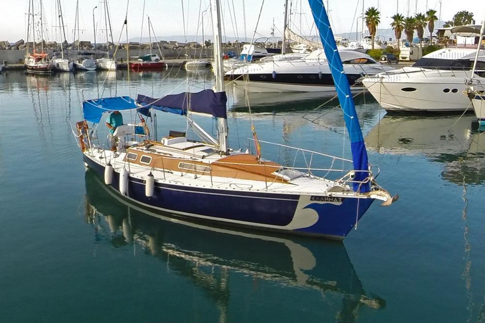 カラマタにあるEllinas yachtの他の船とマリーナに座る小舟