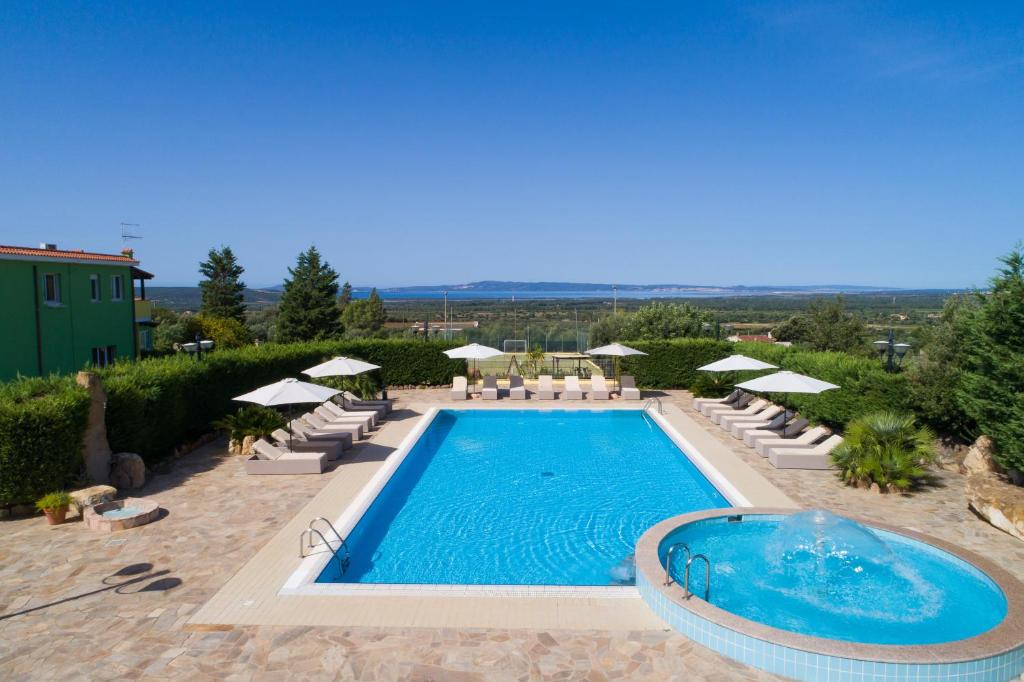 Bazén v ubytování Lu' Hotel Porto Pino nebo v jeho okolí
