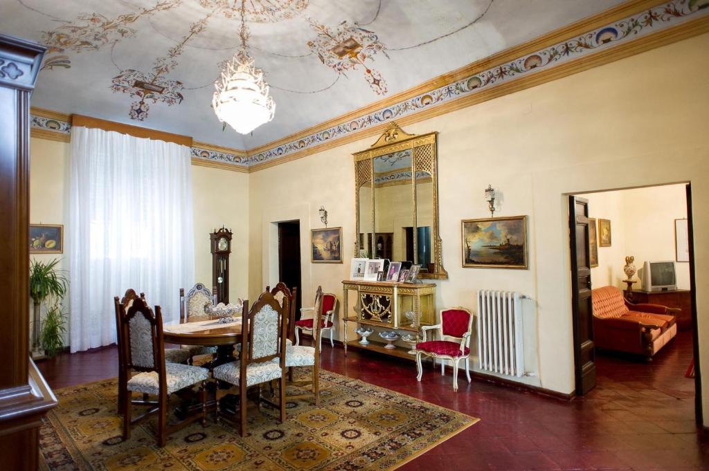 una sala da pranzo con tavolo e sedie di Appartamento il Gelsomino a Orvieto