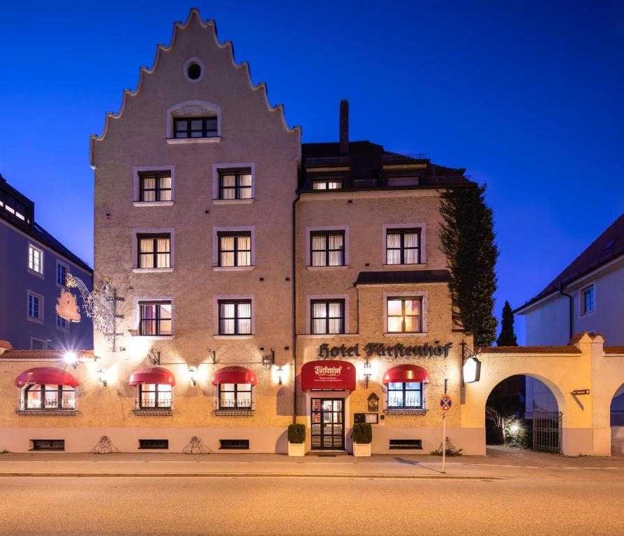 un grande edificio con un cartello sul lato di Romantik Hotel Fürstenhof a Landshut