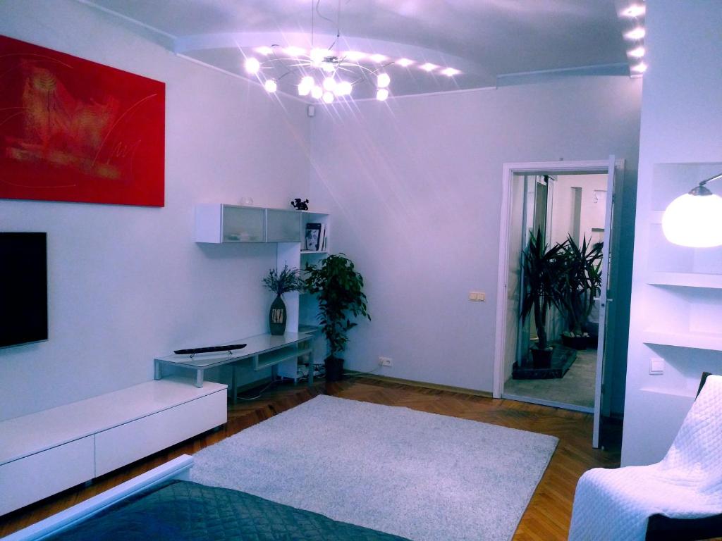uma sala de estar com um sofá e uma mesa em AveSol Apartment em Riga