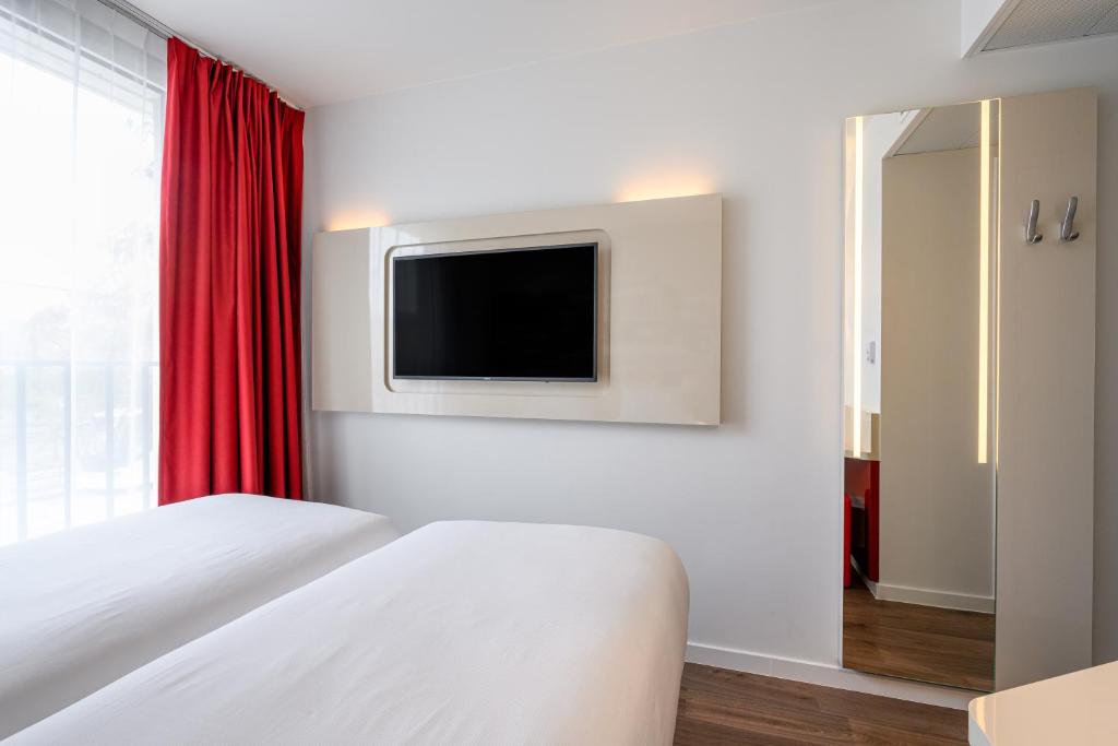 TV a/nebo společenská místnost v ubytování B&B HOTEL Brussels Centre Gare du Midi