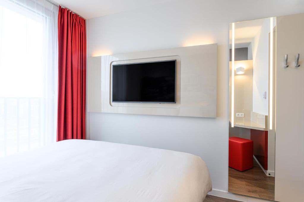 TV a/nebo společenská místnost v ubytování B&B HOTEL Brussels Centre Gare du Midi