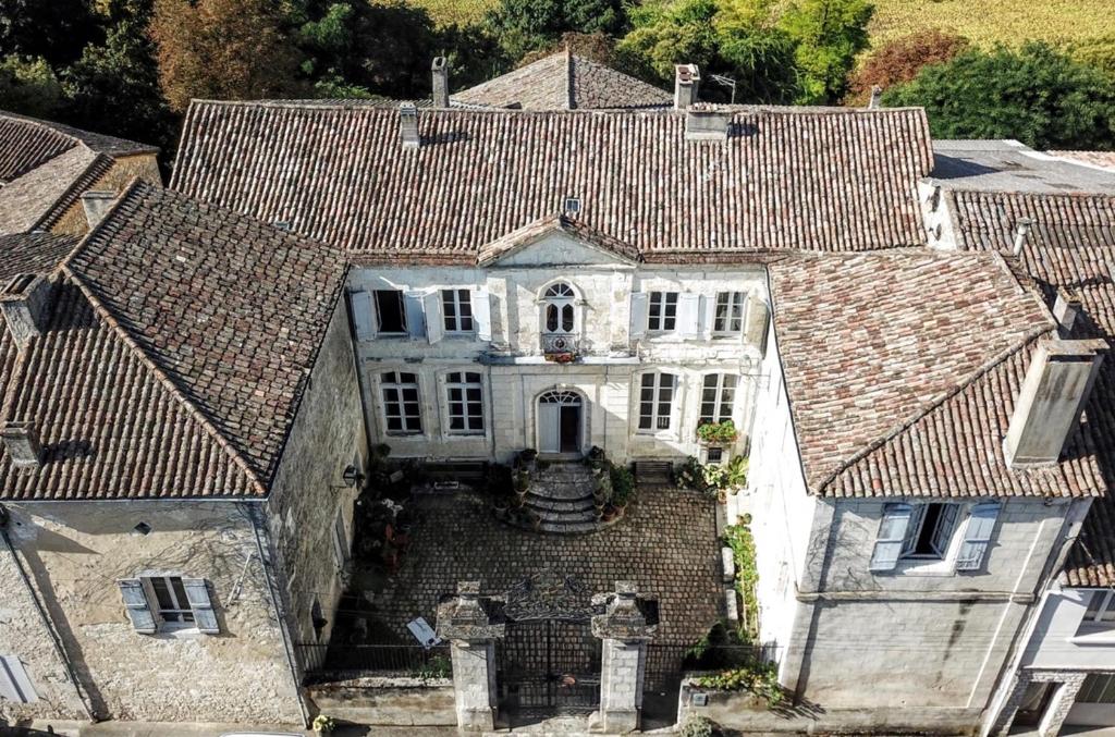una vista aérea de una gran casa blanca en Cours de Thomazeau en Castillonnès