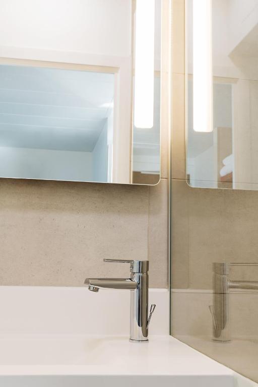 B&B HOTEL Brussels Centre Gare du Midi - Resim 8