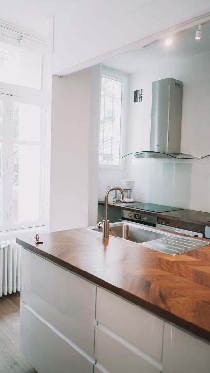 Kuchyň nebo kuchyňský kout v ubytování Coliving Biarritz