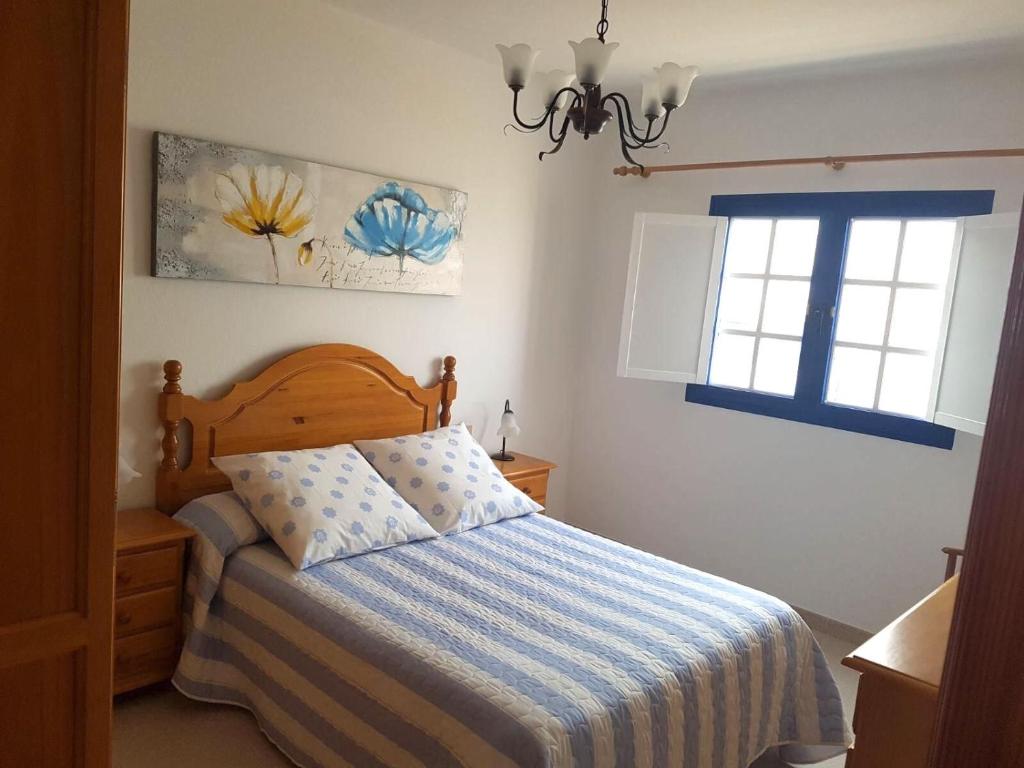 a bedroom with a bed and a window at Casa El Salao in Caleta de Sebo