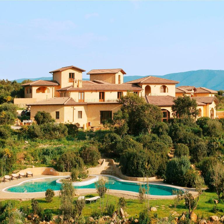 Bazén v ubytování Hotel Giardino Corte Rubja nebo v jeho okolí