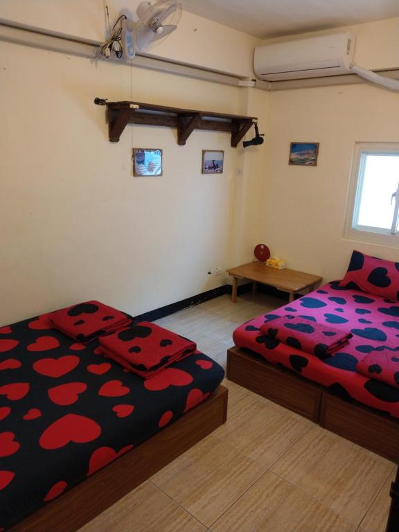 מיטה או מיטות בחדר ב-蘭嶼月台民宿