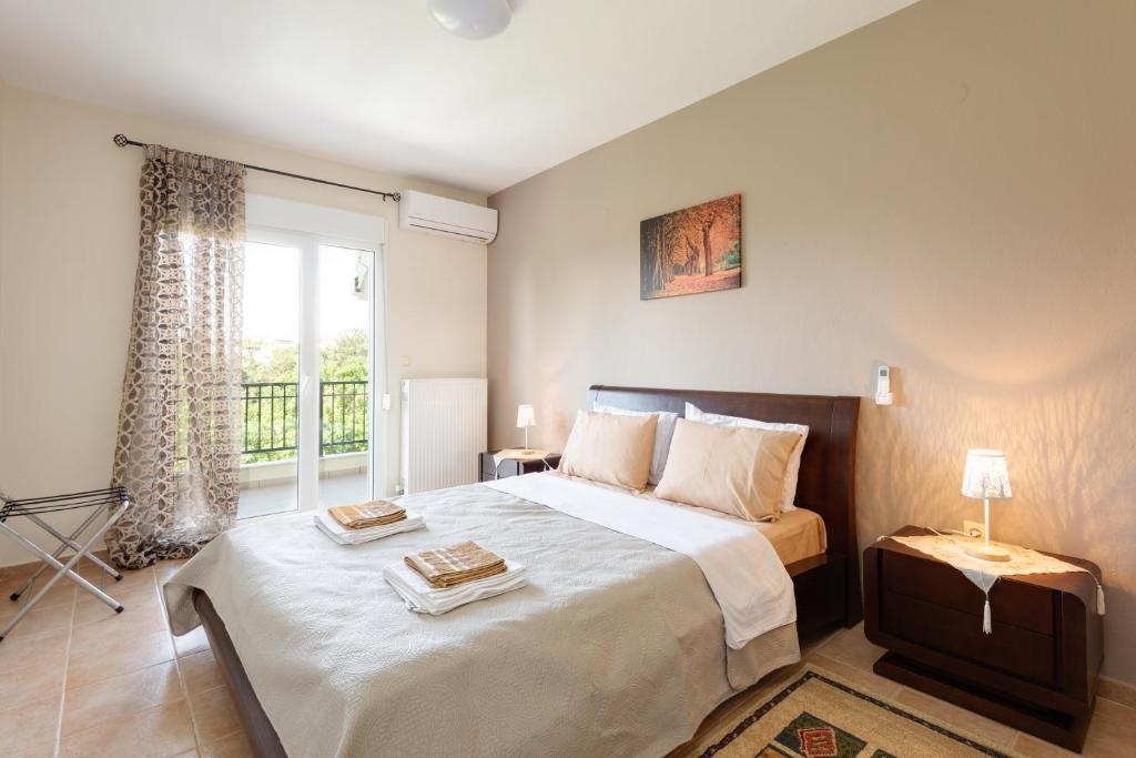 ein Schlafzimmer mit einem großen Bett und einem Fenster in der Unterkunft Luxury House for all Seasons in Thessaloniki