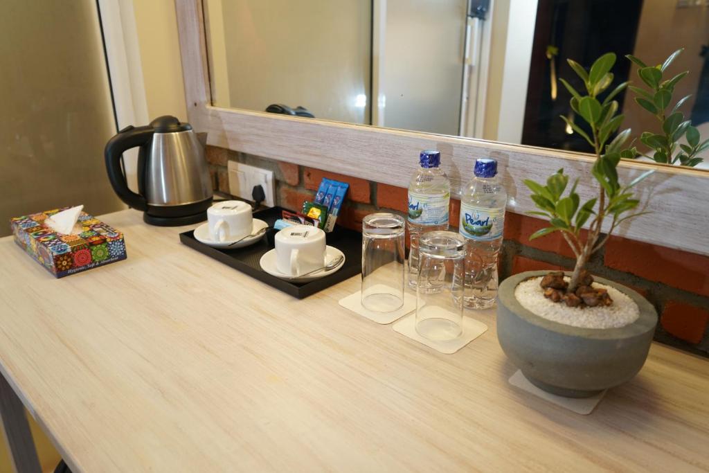 Příslušenství pro přípravu čaje a kávy v ubytování Olinia Airport Hotel