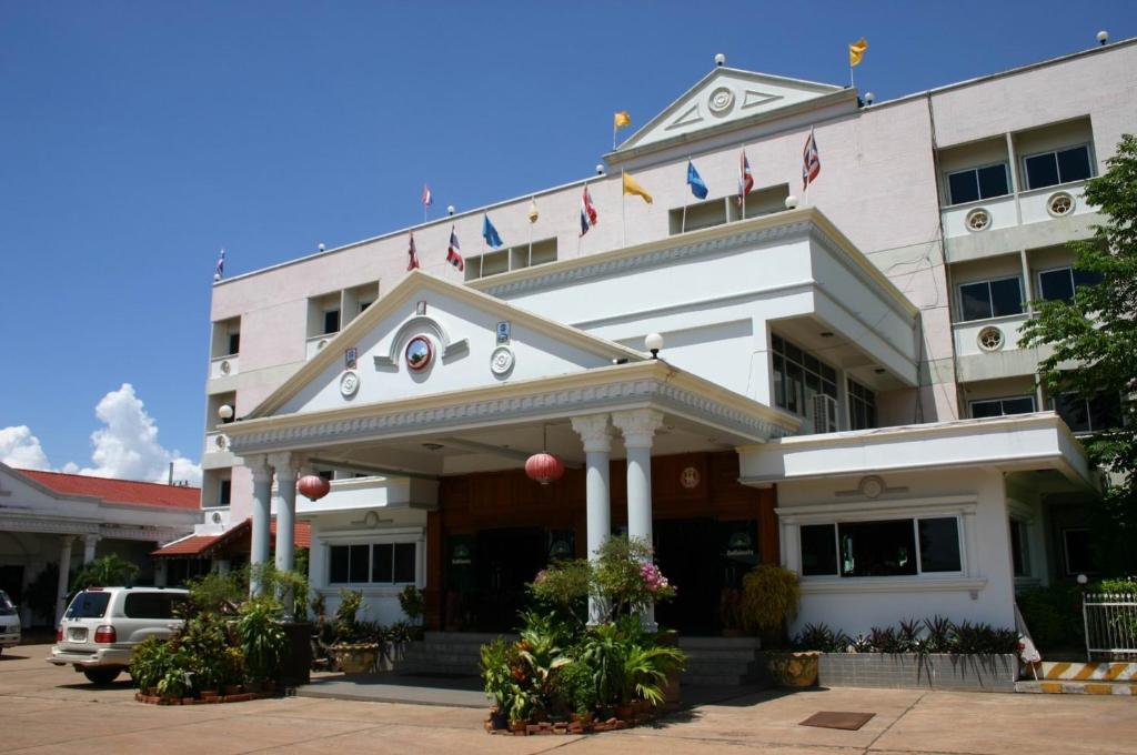 um grande edifício branco com um gazebo em Sakol Grand Palace em Sakon Nakhon