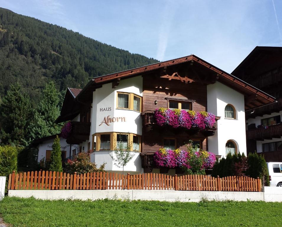 ein Gebäude mit Blumen davor in der Unterkunft Ferienhaus Ahorn in Neustift im Stubaital