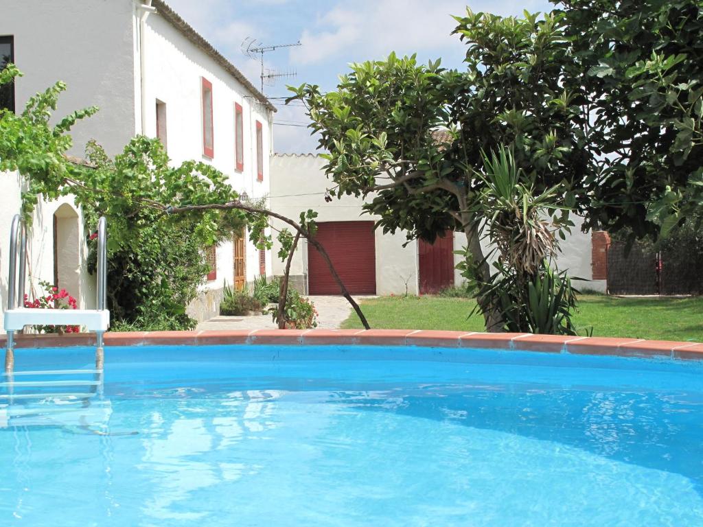 A piscina localizada em Belvilla by OYO Can Teulera ou nos arredores