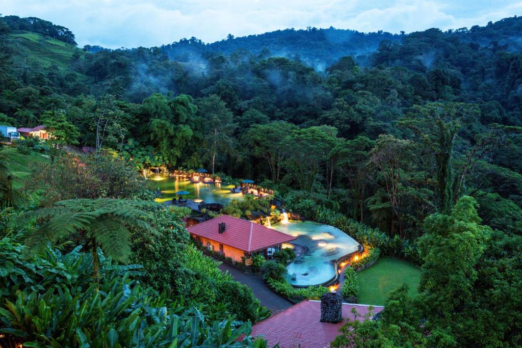 una vista aérea de un complejo en la selva en Peace Lodge, en Vara Blanca