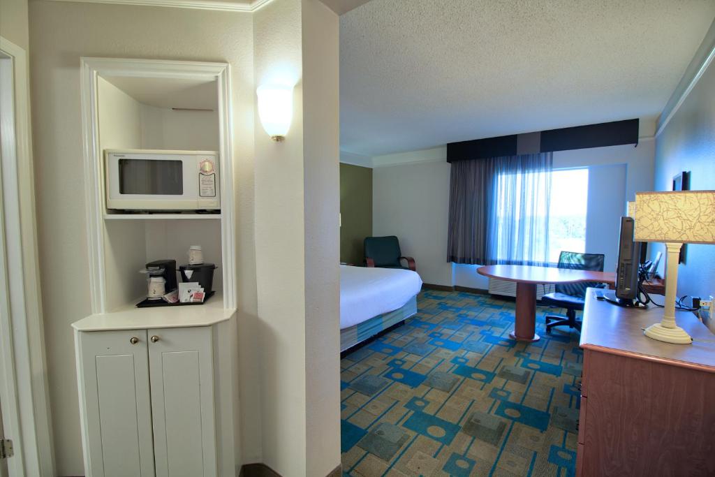 La Quinta by Wyndham Orlando I Drive/Conv Center - King Room With Bath Tub - Mobility/Hearing Accessible - Non-Smoking
